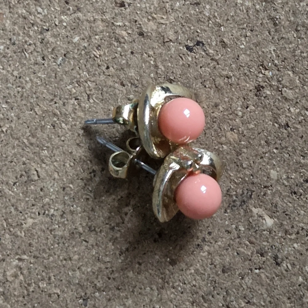 Vintage Avon Mirror Image Gold Tone and Peach Stone Stud Earrings - Picture 7 of 7